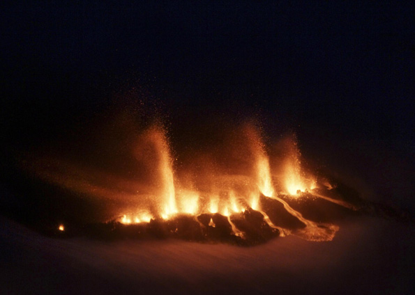 Foto aérea mostra vulcão em erupção perto do Glaciar Eyjafjallajokull, na Islândia. Autoridades evacuaram 450 pessoas da área, 160 km a sudeste da capital Reykjavik. Trata-se da maior erupção da Islândia em 200 anos. Cientistas temem que a erupção possa detonar uma reação maior do vulcão Katla, que fica nas proximidades. (Foto: Ragnar Axelsson / AP)