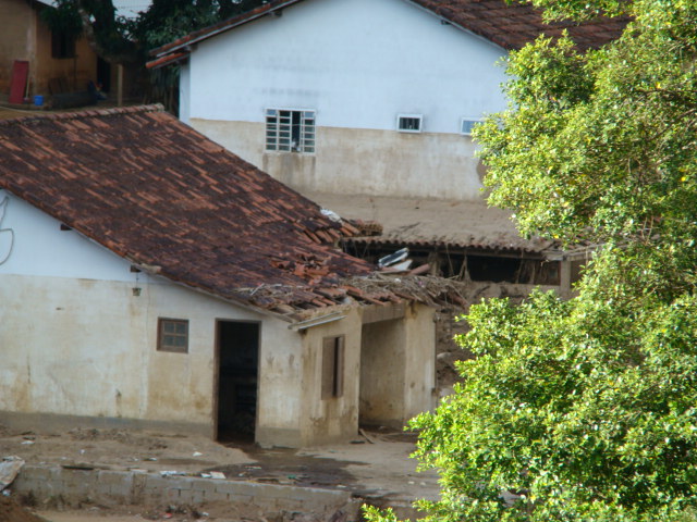 A altura da enchurrada foi desigual entre as casas.