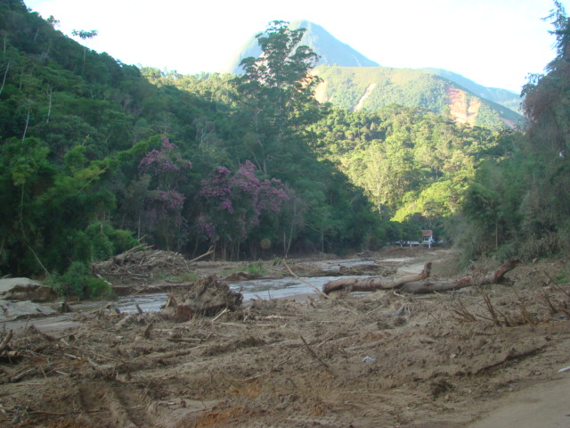 Destruição à margem da Estrada no Vale do Cuiabá