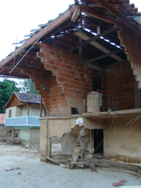 A força da água era tão grande que arrancou pedaços das casas.