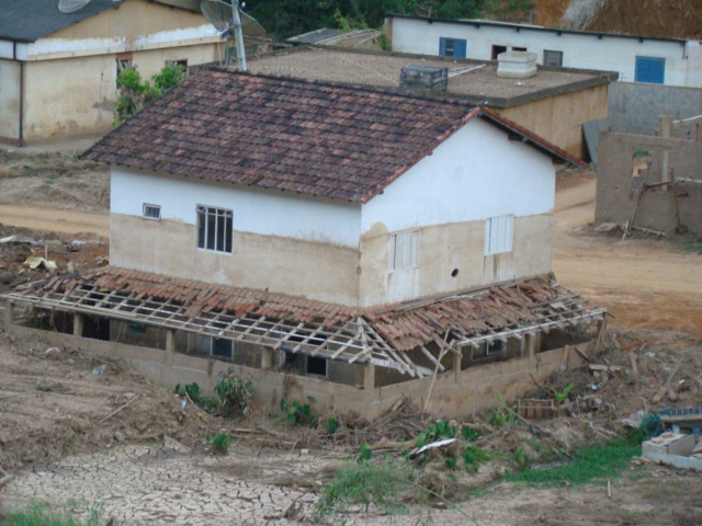 Repare o nível que a água / lama atingiu na parede da casa.