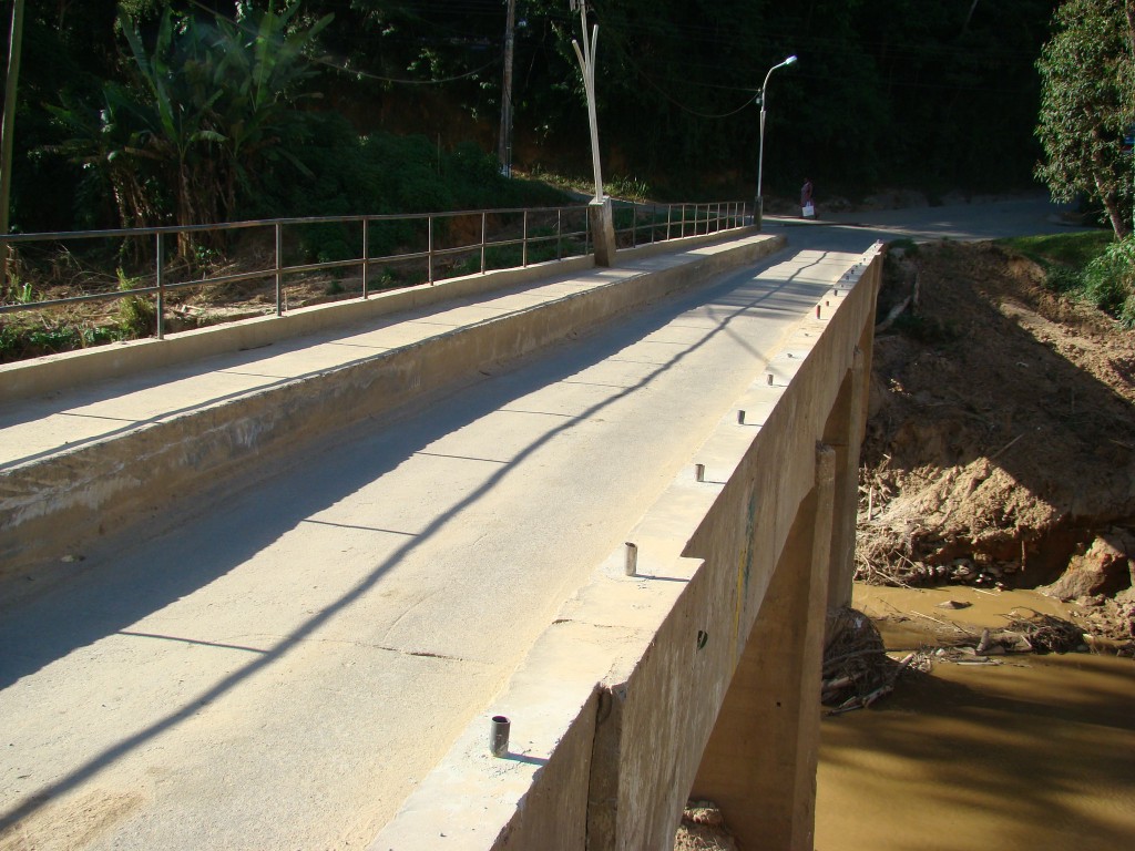 Ponte sobre Rio Santo Antonio que liga ao bairro Madame Machado